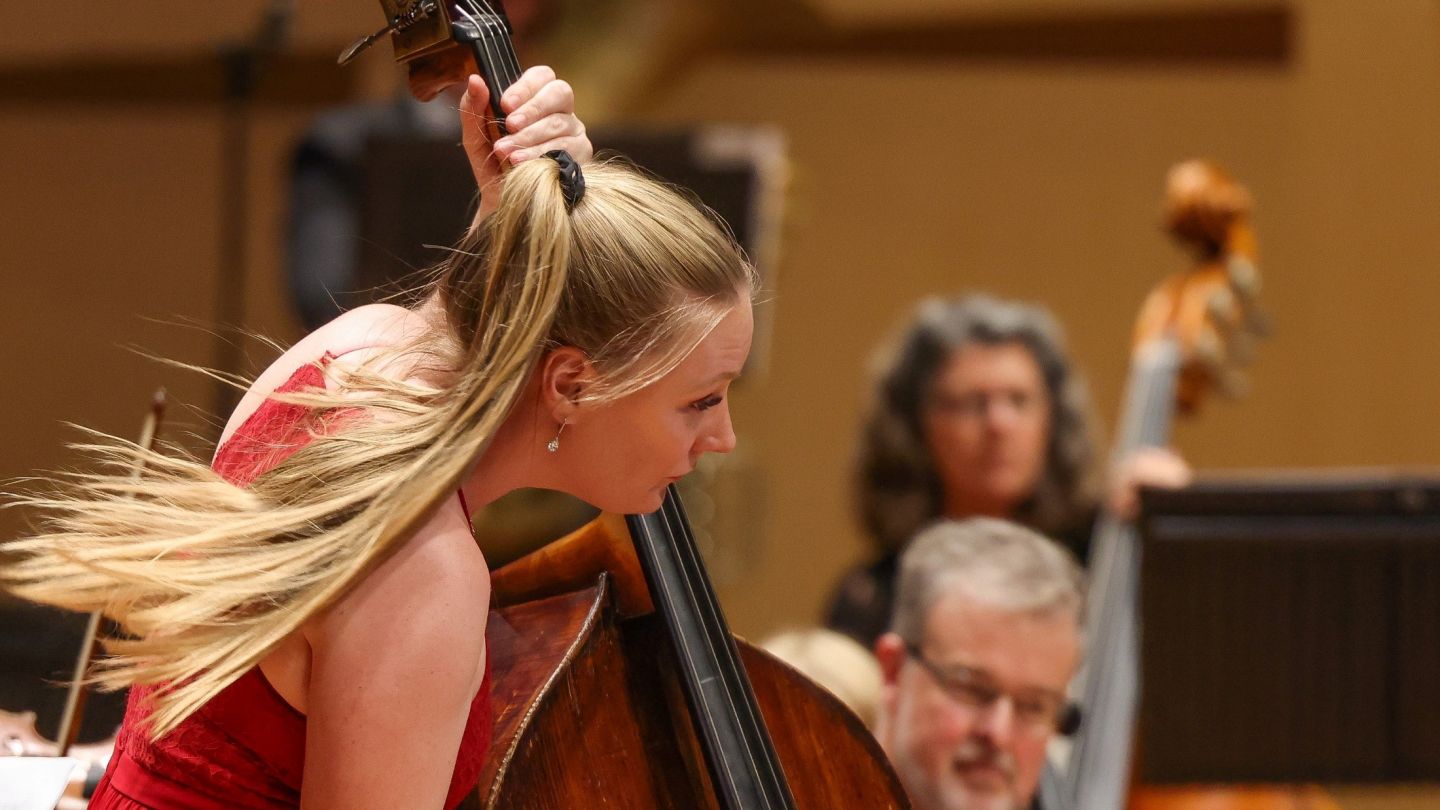 ABC Classic releases recording of Paul Dean Double Bass Concerto featuring Phoebe Russell and QSO